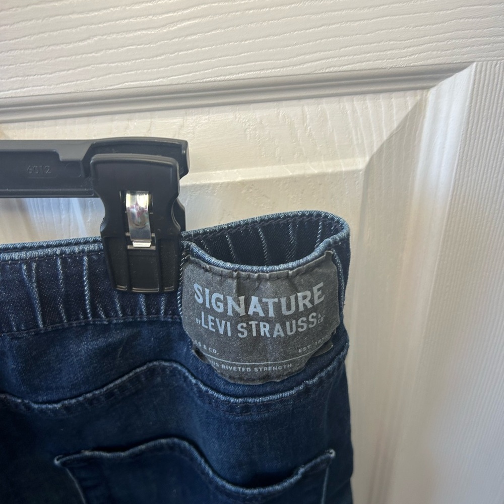 Signature Levis Bermuda Shorts - Picture 3 of 7